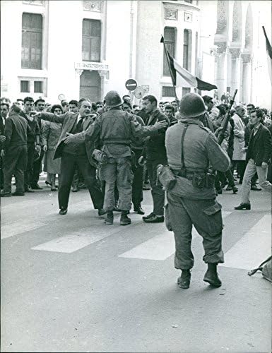 Реколта снимка на гражданското мъжете, че нещо пита войник.Снимка е направена на 30 март 1962 година.